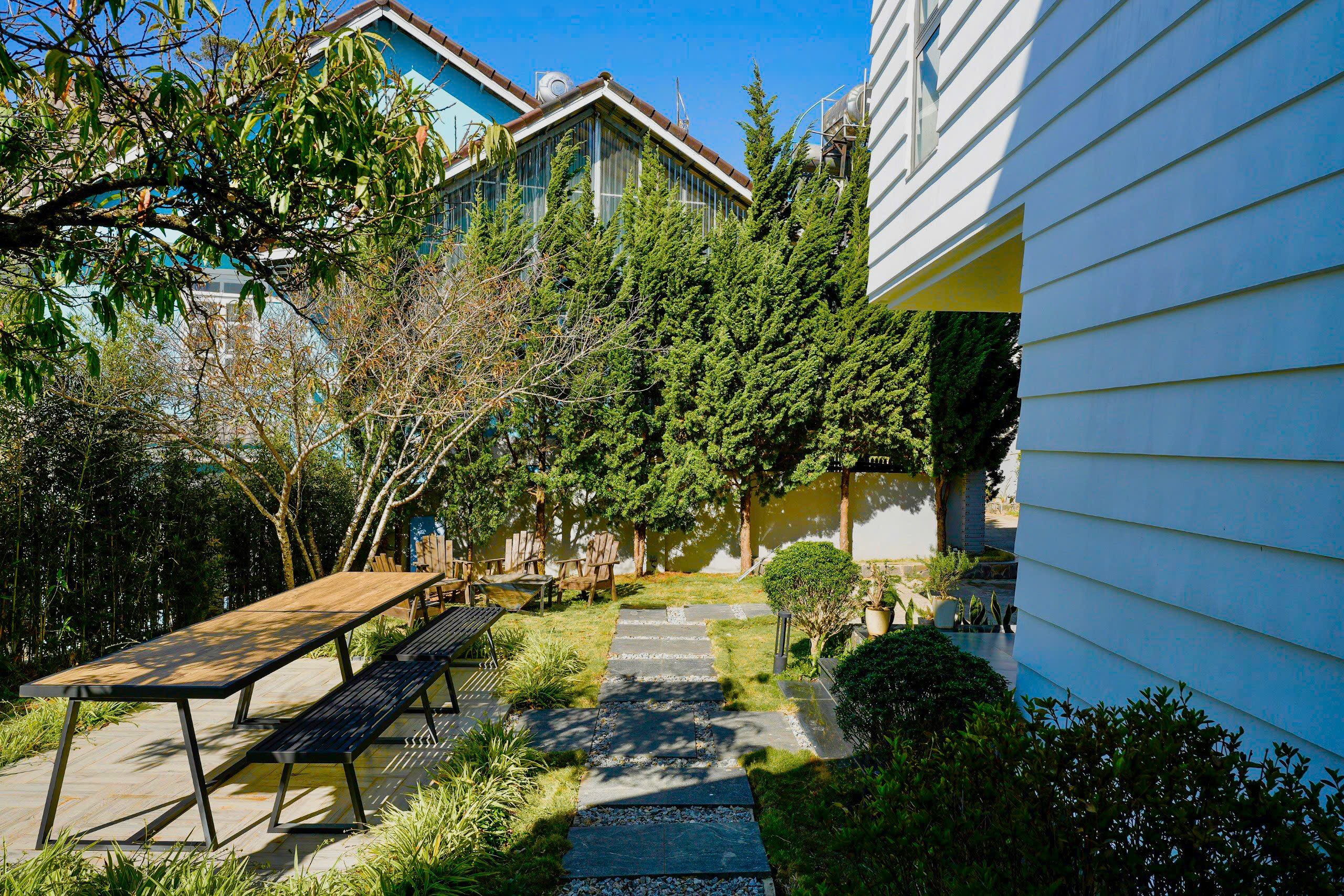 Villa sân vườn  xanh mát 2